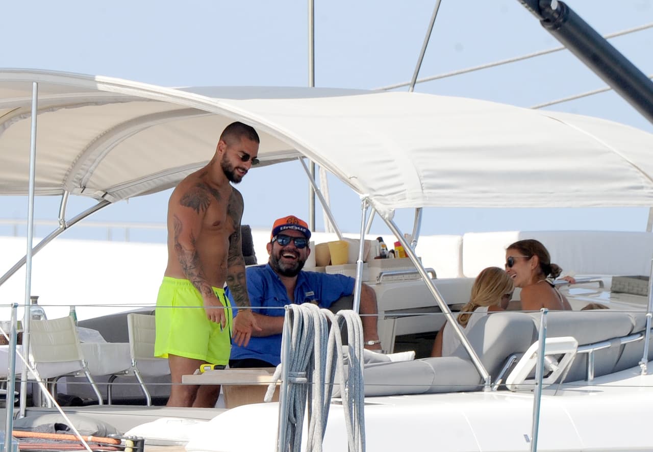 Por momentos, el famoso cantante y sus acompañantes se resguardaban del sol bajo el techo de lona de la embarcación.