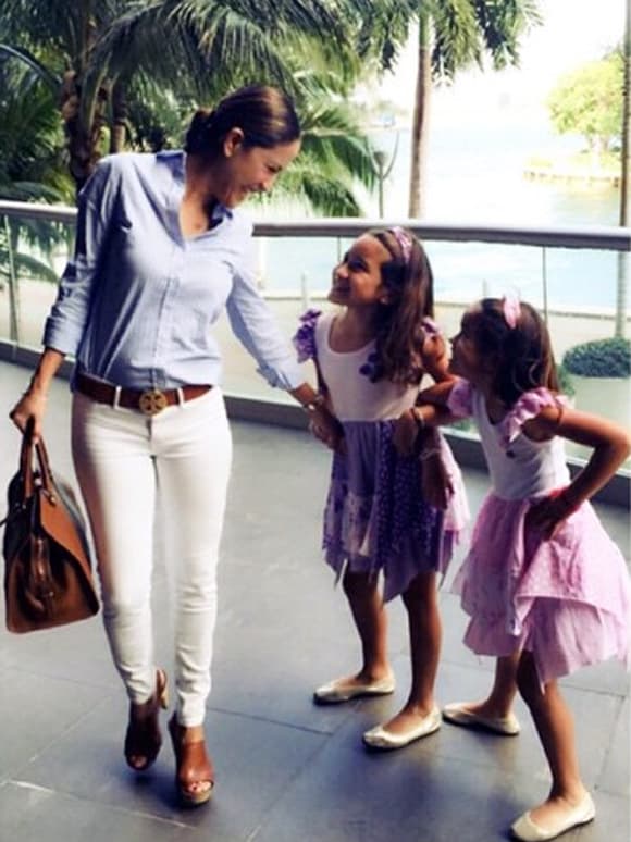 '¡Domingo con quienes me hacen sonreír! #misamores #AntonellayMichaella #MamaOOTD #streetmama #coolmama', compartió Karla. (Junio 14, 2015)