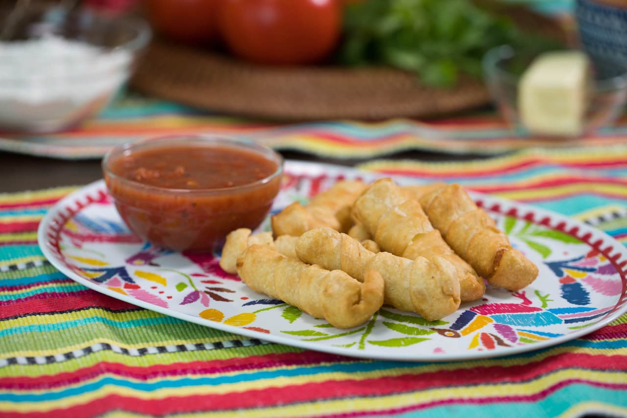 Tequeños en salsa roja 