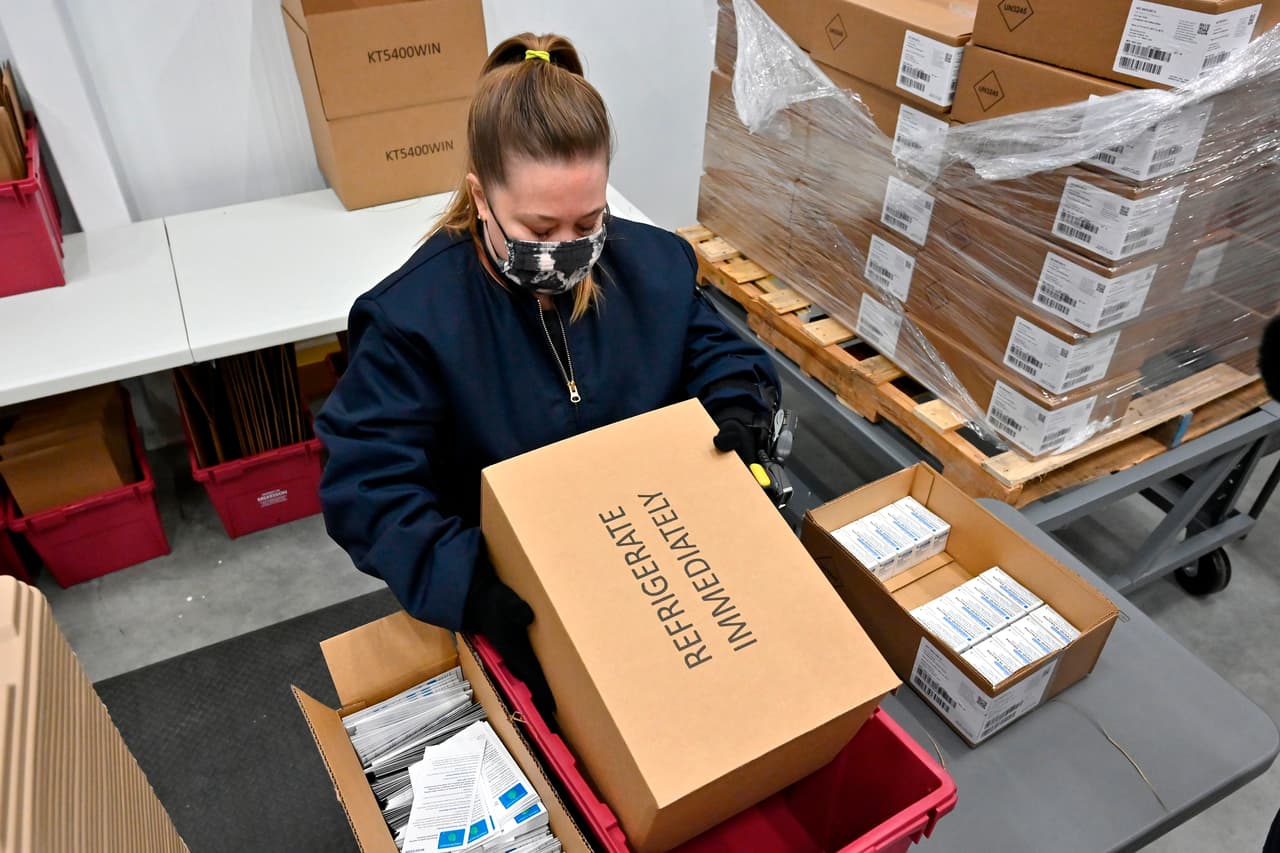 La vacuna contra el covid-19 de Johnson & Johnson, que se administra con una sola dosis, es eficaz "en todos los subgrupos demográficos", según la FDA, el organismo regulador encargado de su posible autorización en el país. Hasta ahora, han recibido al menos una dosis de las otras dos vacunas (la de Pfizer y Moderna) un total de 50 millones de personas.