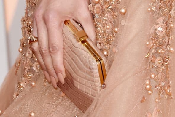 Un tono 'peachy' es el más adecuado, pero recuerda siempre emparejarlo con tu piel, para elegir el mejor. La guapa Jennifer Lopez lució estas uñas en la 'red carpet' de los Oscares y se veía genial. ella emparejó el tono de sus uñas con el de su cartera y vestido.