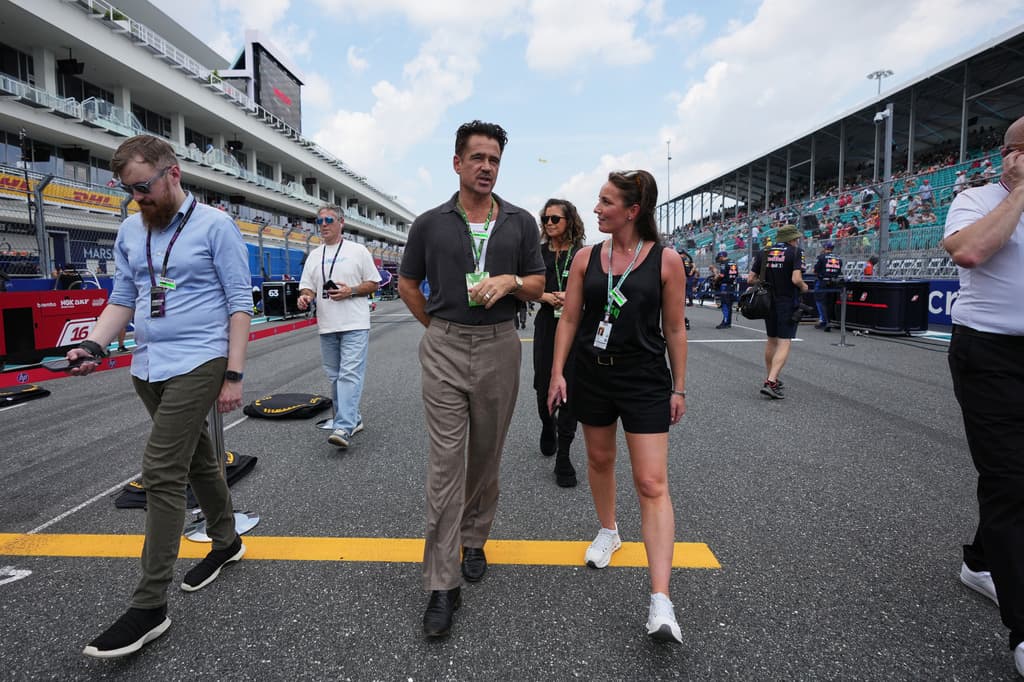 El actor Colin Farrell camina por la parrilla de salida antes de una carrera sprint el sábado 2 de mayo de 2026.