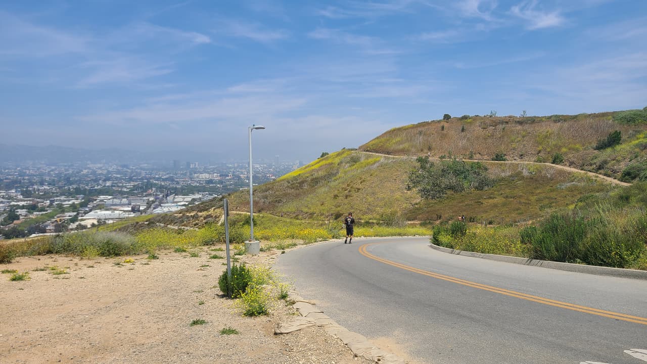Sendero del “Parque a la playa” en medio de la ciudad de Los Ángeles