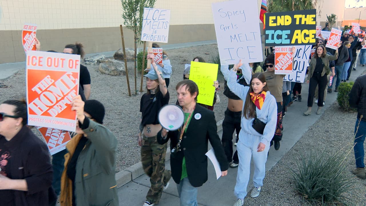 Al menos 
<a href="https://www.univision.com/local/arizona-ktvw/redada-ice-home-depot-phoenix-juan-esquivel-fernando-molina" target="_blank">dos trabajadores mexicanos</a> han sido detenidos en estos operativos migratorios, que se asemejan a los ocurridos en otras entidades del país, en las inmediaciones de establecimientos a donde acuden en busca de empleo.