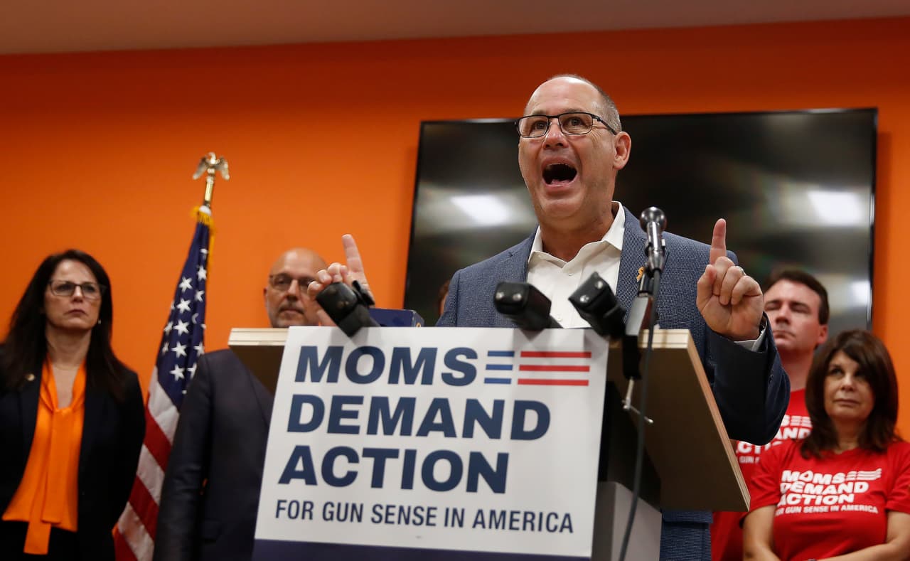 Fred Guttenberg, padre de Jaime Guttenberg, quien fue asesinada en el tiroteo de Parkland, habla durante una conferencia de prensa del grupo Moms Demand Action el 29 de agosto de 2019 en Coral Gables, Florida.