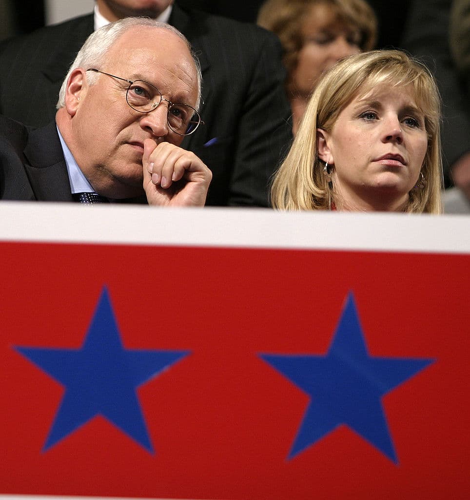 El vicepresidente estadounidense Dick Cheney se sienta junto a su hija Liz Cheney durante la Convención Nacional Republicana de 2004 el 30 de agosto de 2004 en Nueva York.