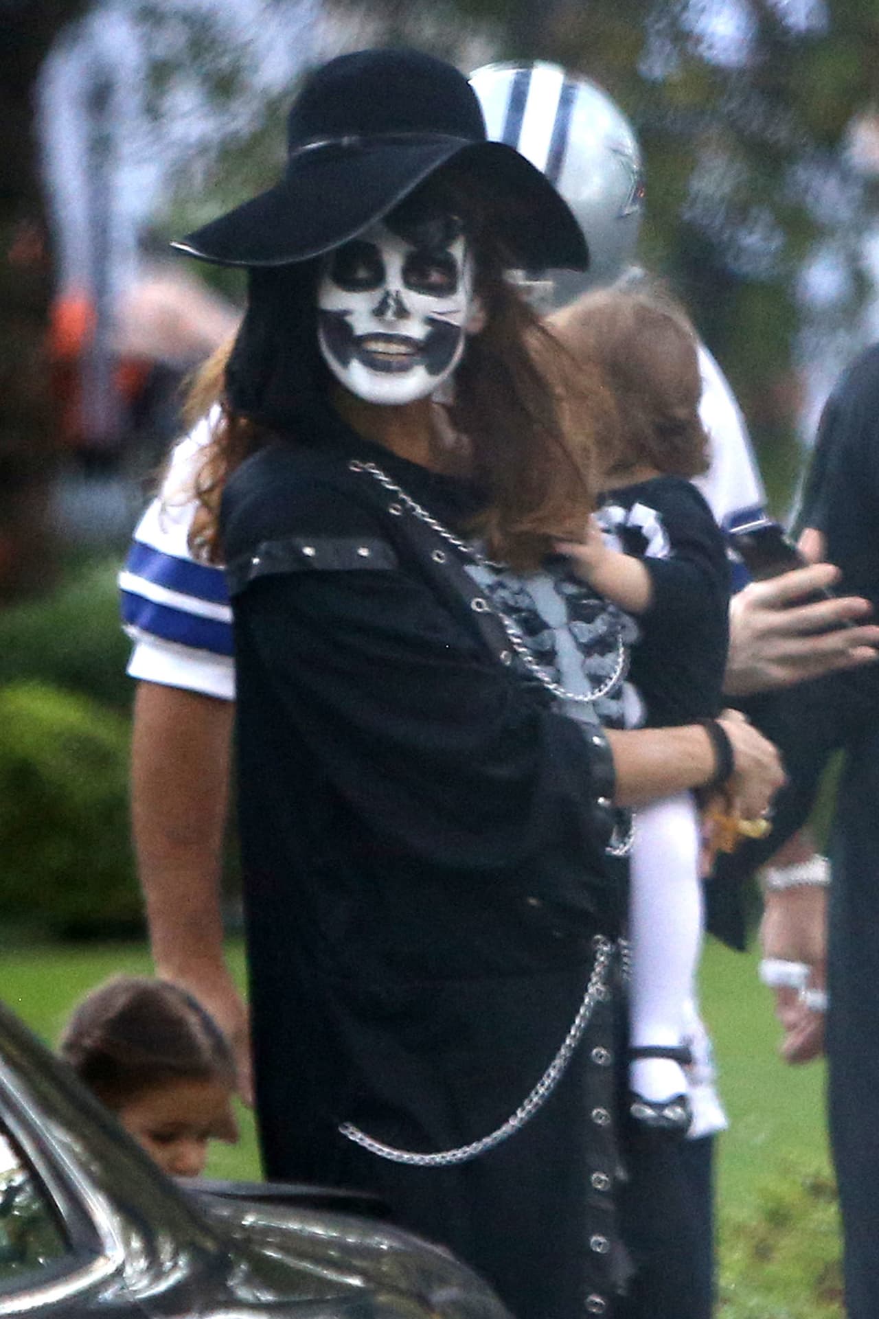 Orgullosos padres compartiendo el primer Halloween de su nena.