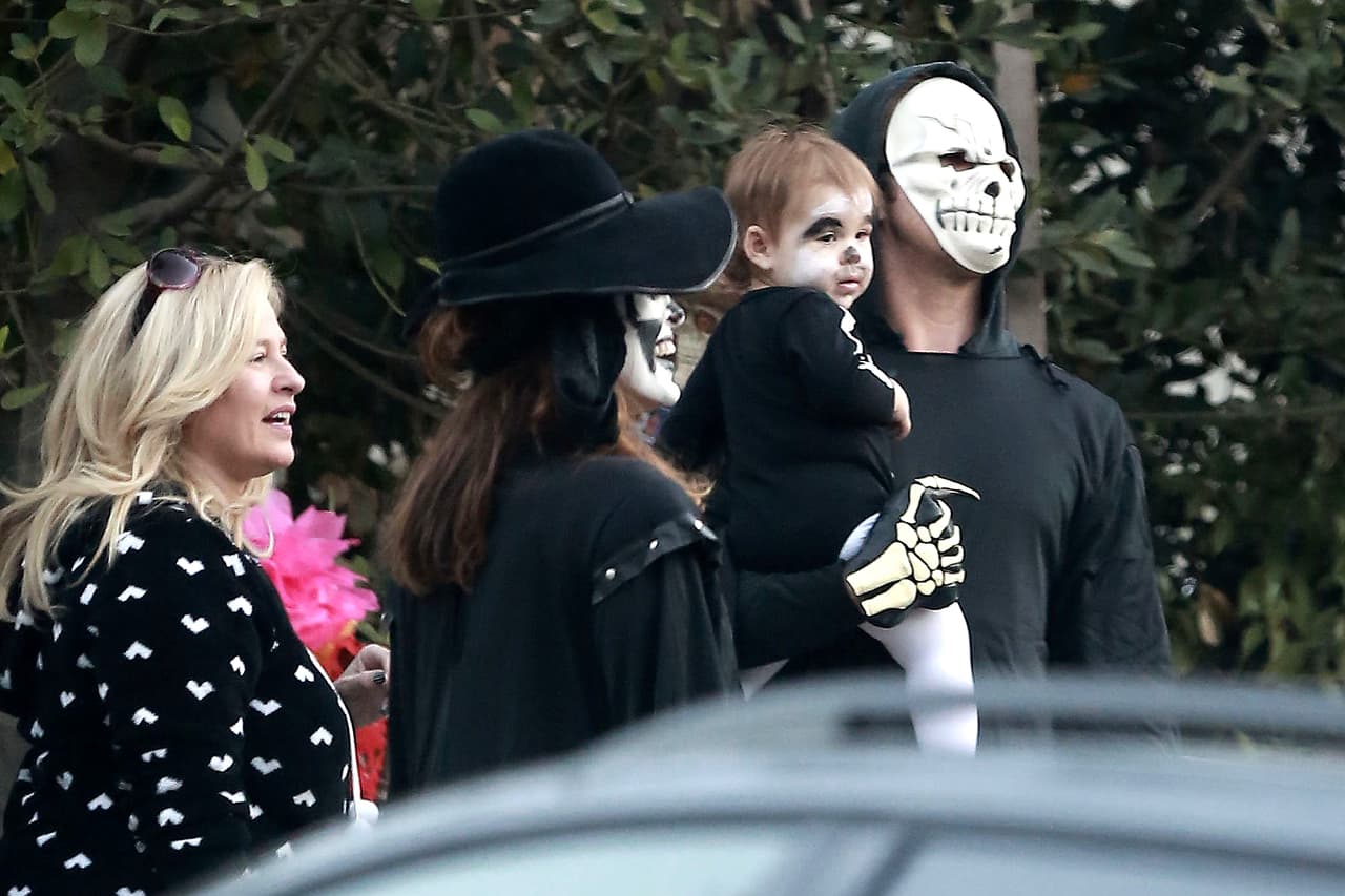 Imagina abrir tu puerta y toparte con estos famosos.