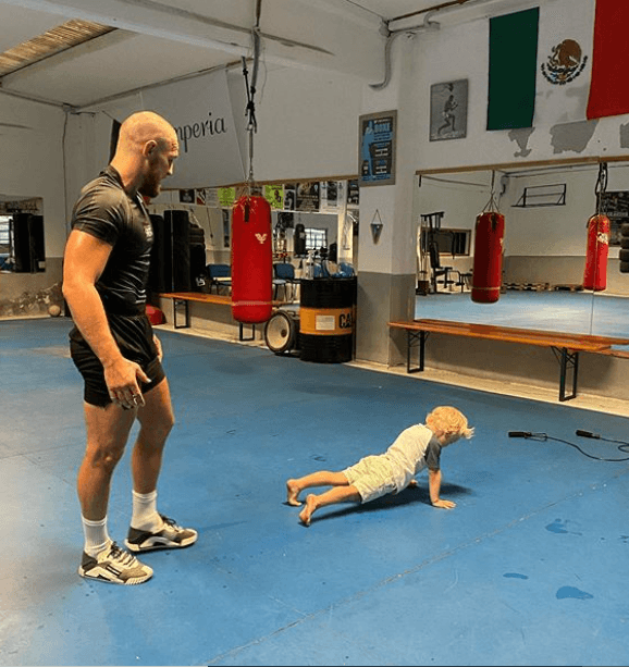 Hacen lagartijas juntos.