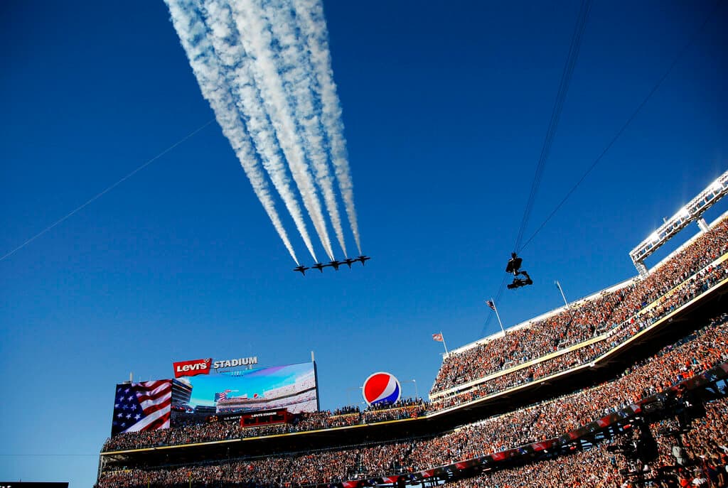 Tradicional sobrevuelo de aviones militares sobre el estadio antes del Super Bowl.