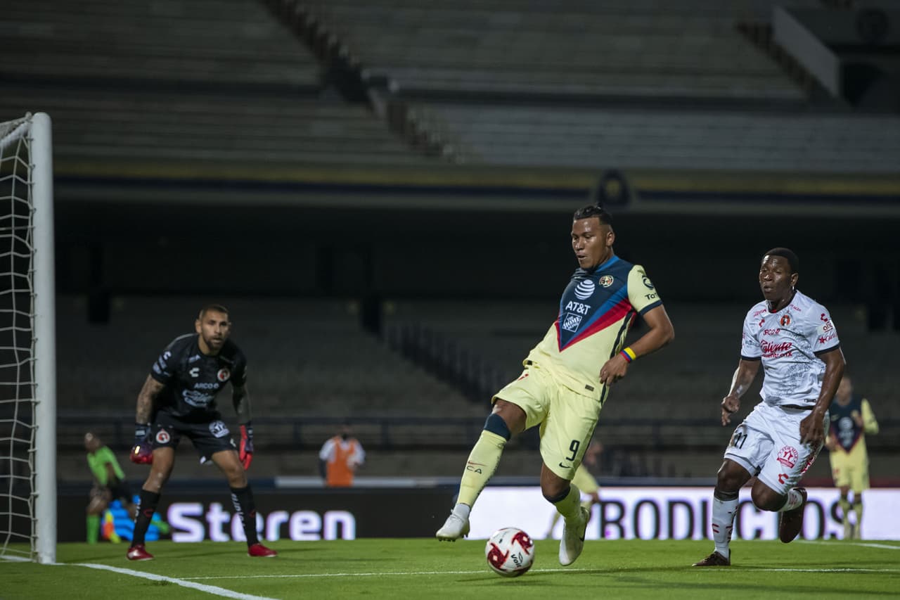 Aprovechó un tiro rechazado de Roger Martínez para empujar el balón al fondo del arco.