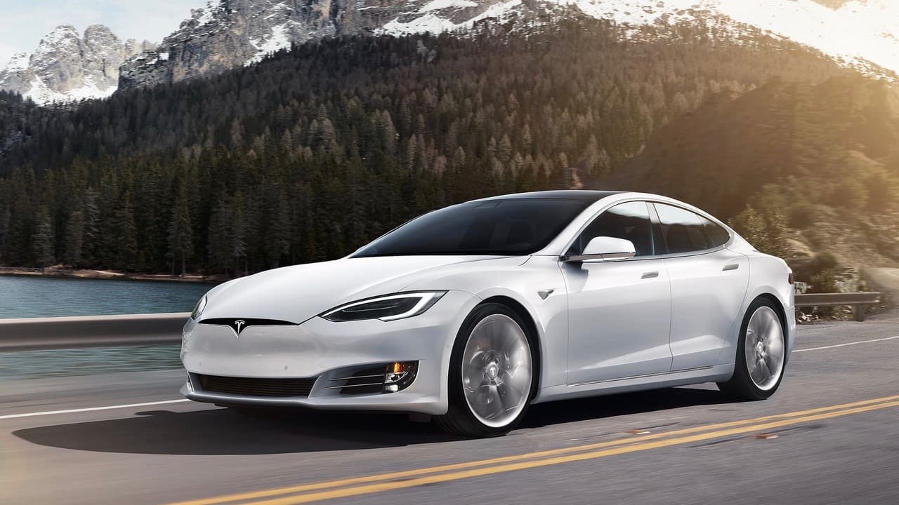 <b>Tesla Model S</b>
<br>
<br>El celebrado sedán de lujo eléctrico de Tesla llega al año 2018 con la honrosa distinción de ser el sedán 
<b><a href="https://www.univision.com/noticias/tesla/tesla-produce-el-auto-mas-veloz-del-mundo-video" target="_blank">más veloz del mundo</a></b>, gracias a la vertiginosa acaleración que logra su modelo P100D . Sus líneas no han cambiado desde su aparición en 2012, pero su nuevo frontal sin parrilla le da un aspecto a lal vez elegante y furtivo. Su manejo es una experiencia reveladora.