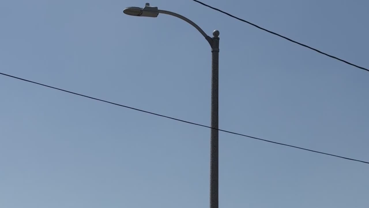 LA cambiará 60 mil postes de luz a energía solar para combatir el robo de cableado eléctrico