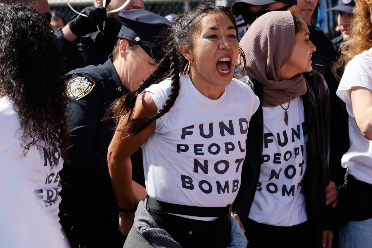 Manifestantes fueron arrestados este jueves en Nueva York antes del discurso del primer ministro israelí, Benjamin Netanyahu, durante la 81.ª sesión de la Asamblea General de las Naciones Unidas. Las detenciones se produjeron en el marco de las protestas convocadas alrededor de la sede de la ONU, donde se concentraron personas para expresar su rechazo a las políticas del Gobierno israelí y a la situación en Gaza.