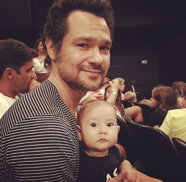 Gracindo nació el 21 de noviembre de 1977 en Río de Janeiro, Brasil. Actualmente tiene 40 años de edad.