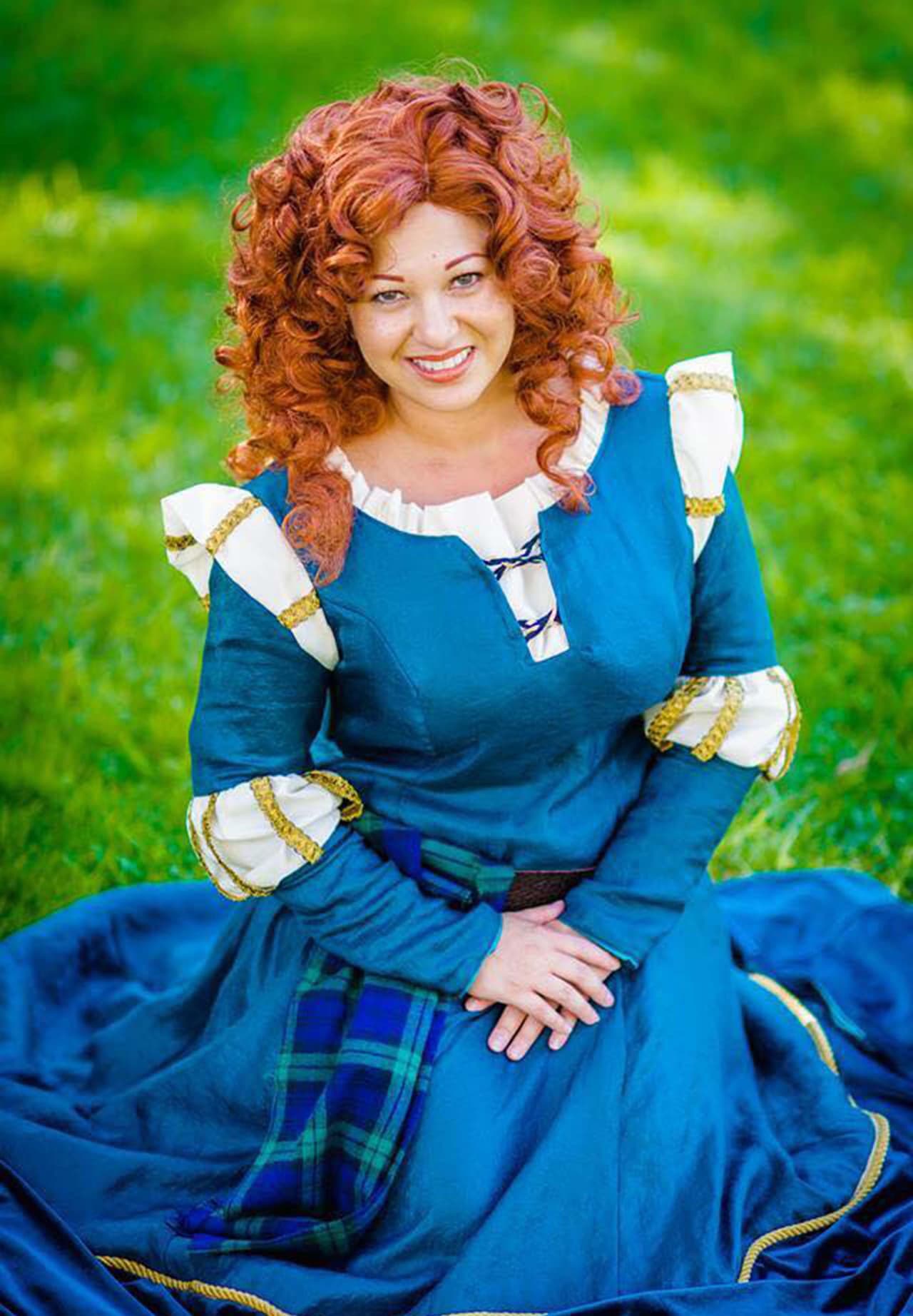 Ella también maneja la aguja como una experta, pues ayuda a su mamá al confeccionar los disfraces.