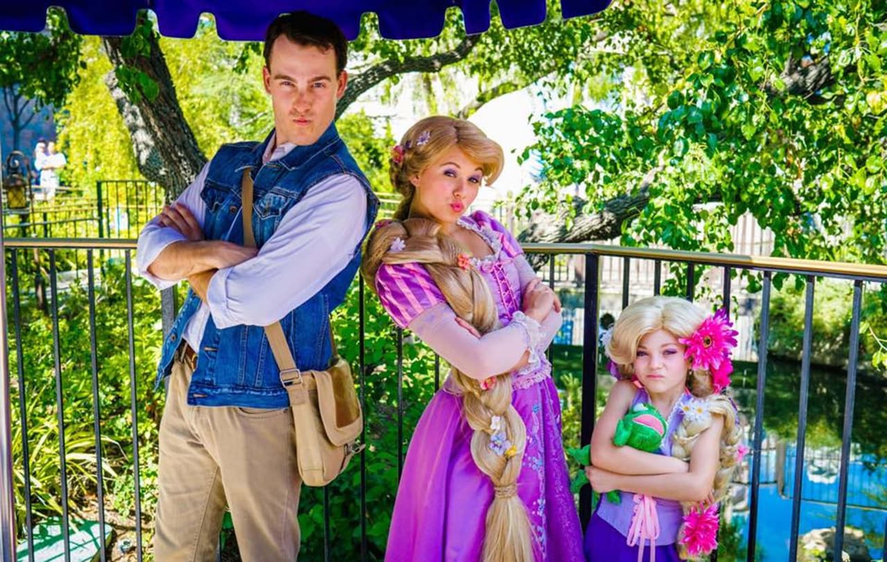 La gente se detiene y le hace cariños.