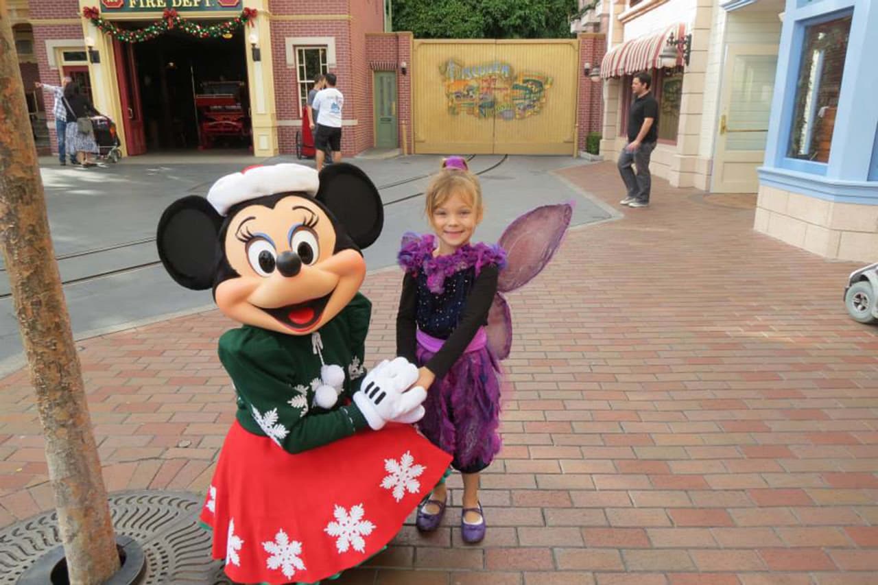 Es tan adorable que incluso Minnie Mouse ha querido llevársela a su casita.