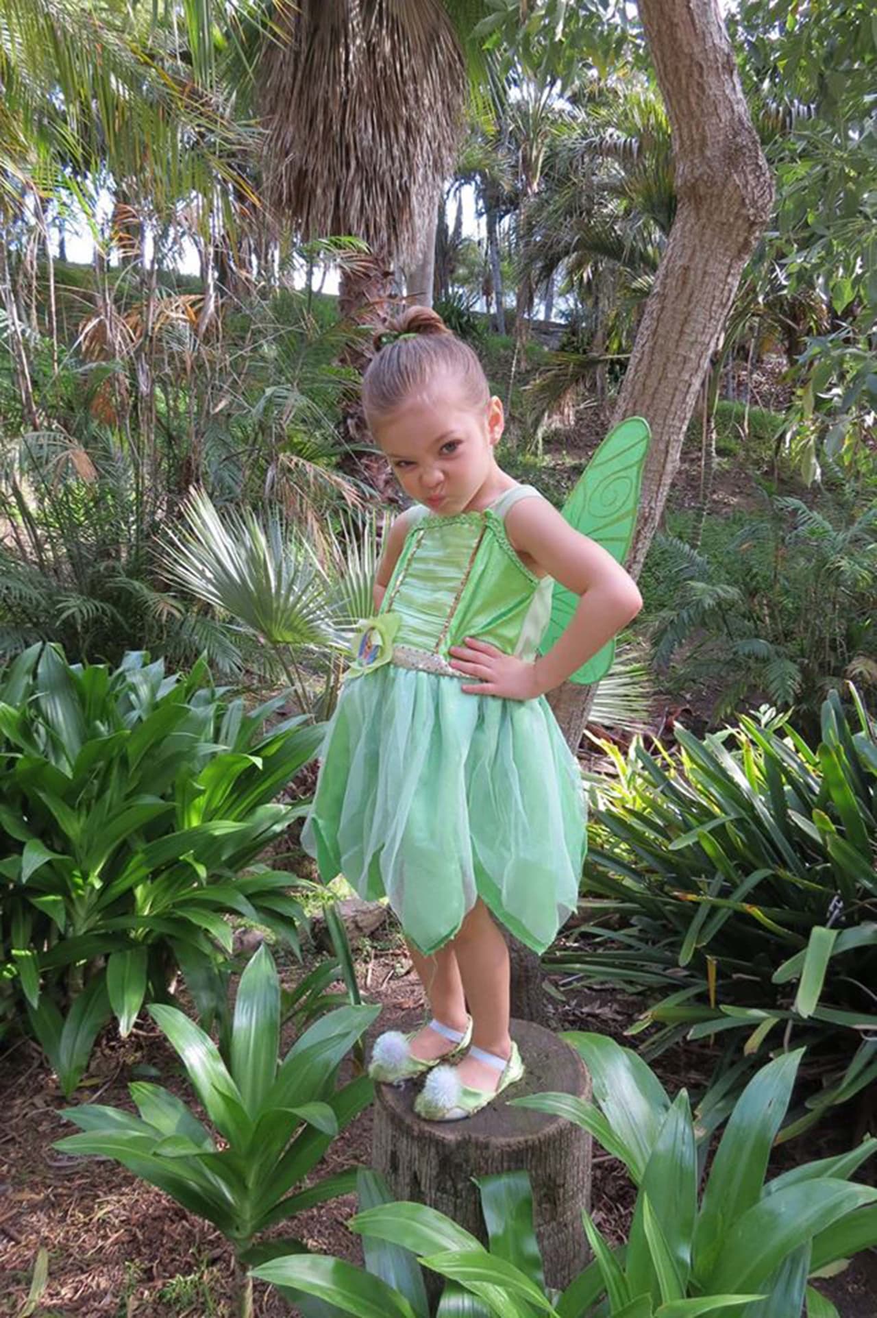 La pequeña está obsesionada con los personajes del parque temático.