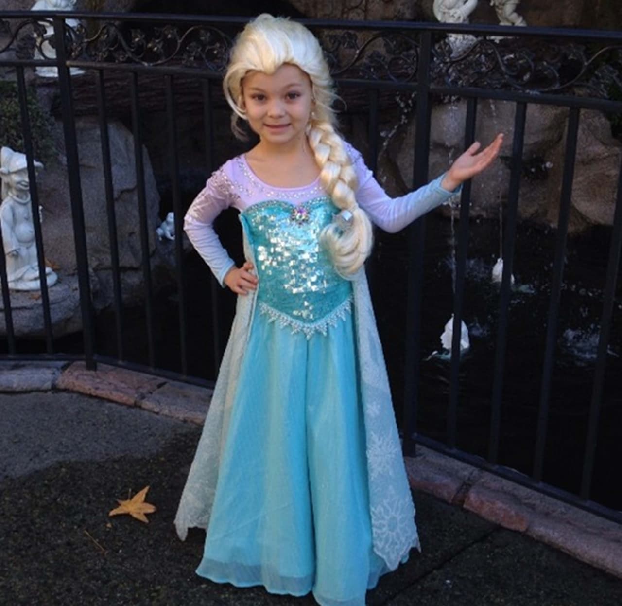 Vive en San Diego, California.