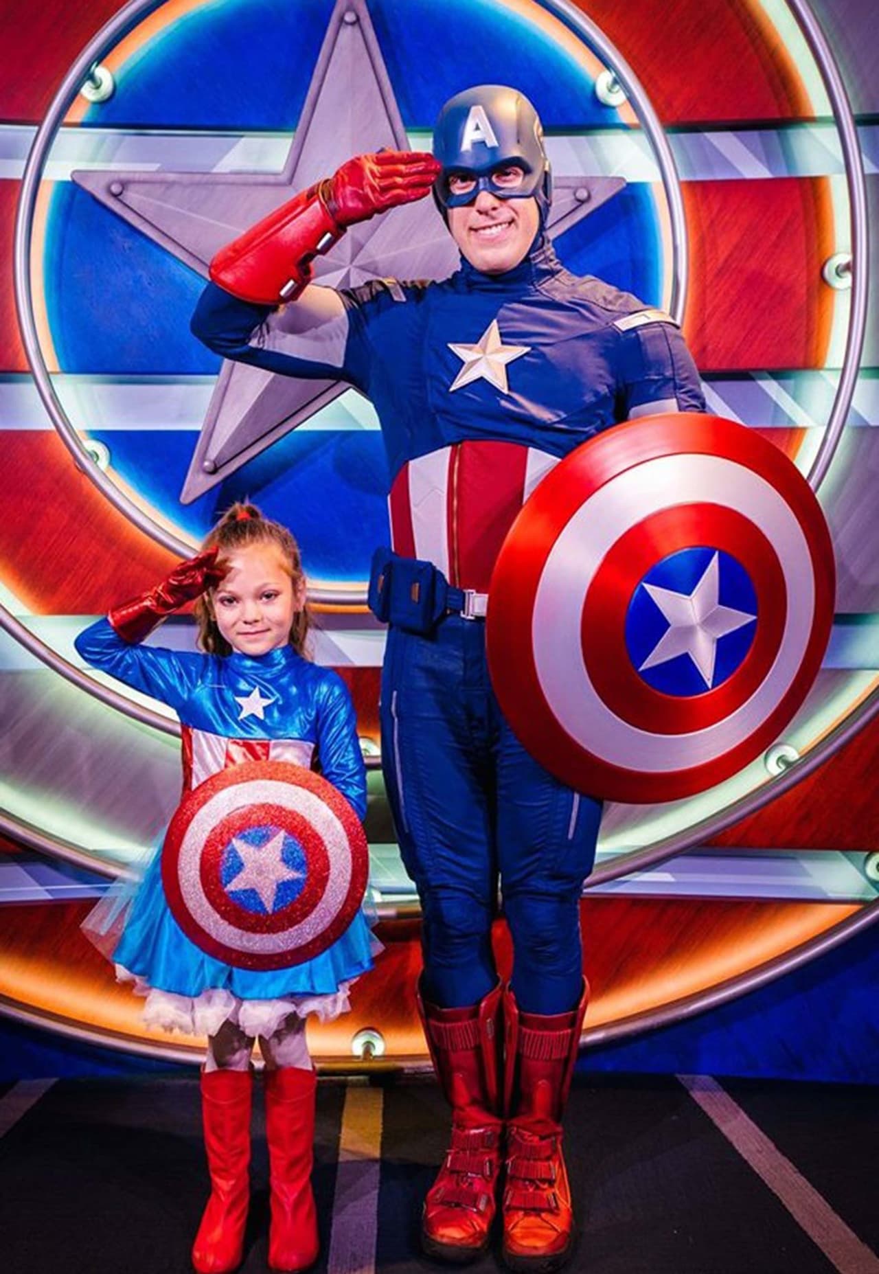 ¡Incluso los mismos personajes de Disney quieren llevársela a casa de tan ‘cute’ que se ve!