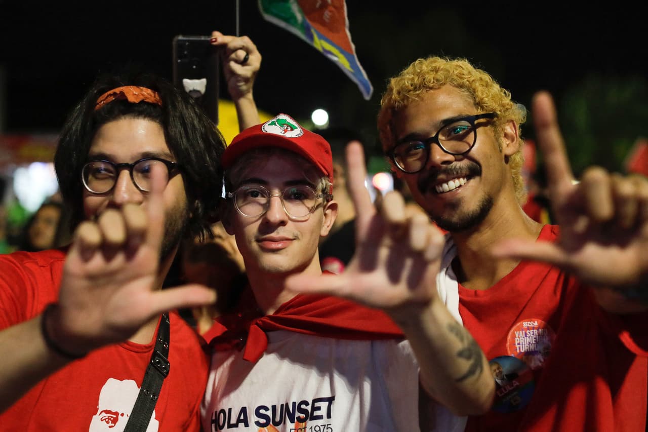 "
<b>Los resultados de hoy forzarán a Lula a cortejar a los votantes centristas e incluso los conservadores</b> de manera más agresiva en las próximas cuatro semanas", dijo en un tuit Oliver Stuenkel, profesor de Relaciones Internacionales de la Fundación Getulio Vargas (FGV) en Sao Paulo, citado por la AFP.