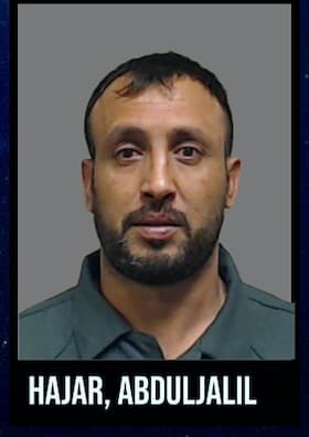 Otra táctica de los depredadores sexuales es pedirle al menor de edad imágenes sexuales explícitas y compartir fotos de sus cuerpos mutuamente.