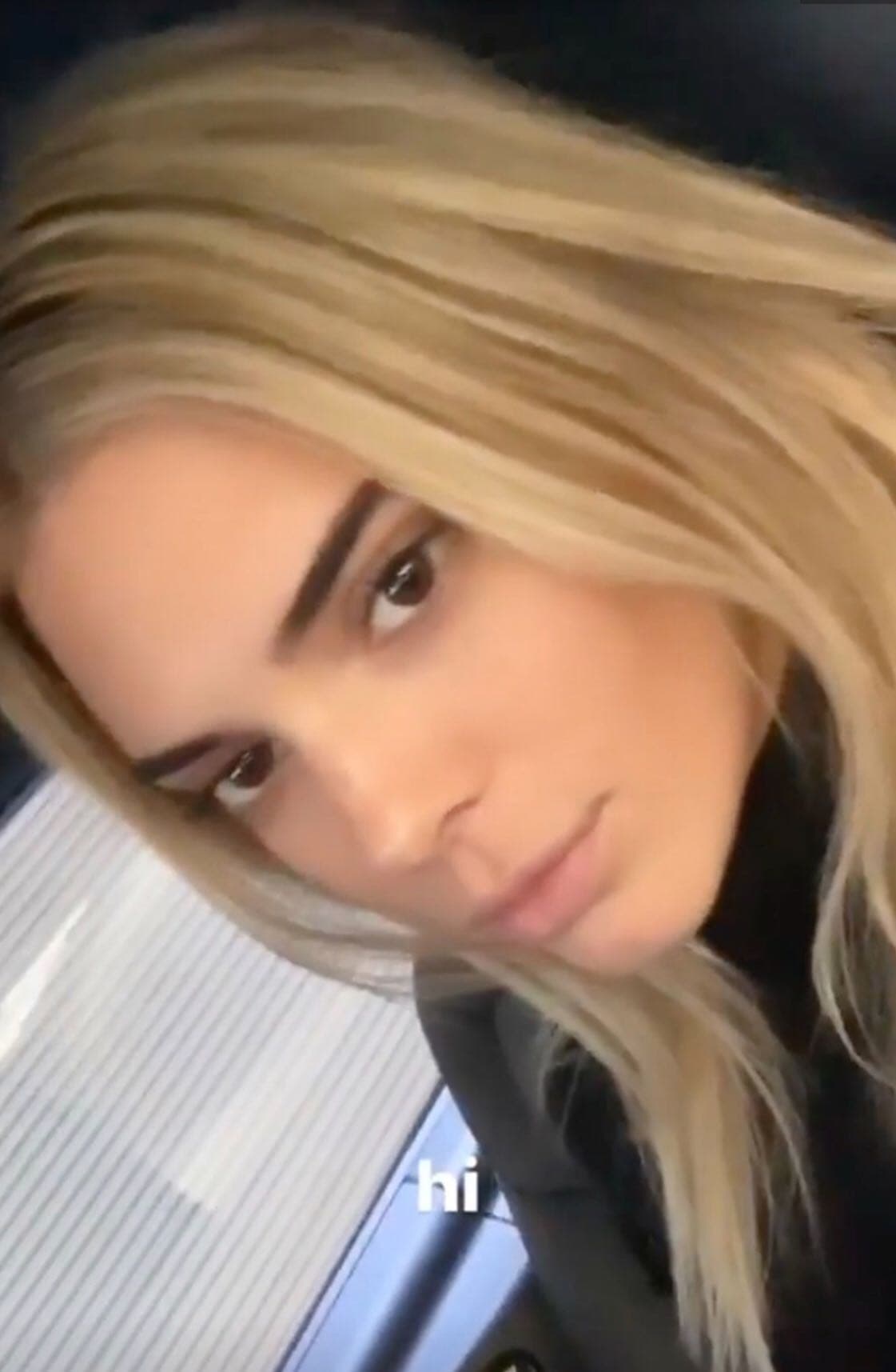 Ese mismo día,
<b><a href="https://www.univision.com/entretenimiento/celebridades/kendall-jenner-festeja-sus-23-anos-mira-como-ha-cambiado-fotos" target="_blank">la modelo de 23 años</a></b> compartió una foto de ella ya con su melena rubia en una de sus historias de
<b><a href="https://www.instagram.com/kendalljenner/?hl=es-la">Instagram.</a></b>