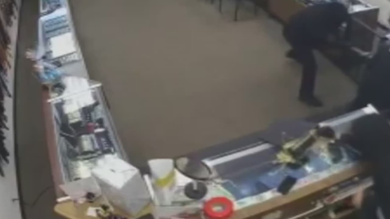 Dueño de joyería en Madera dispara contra ladrones enmascarados que robaban su negocio