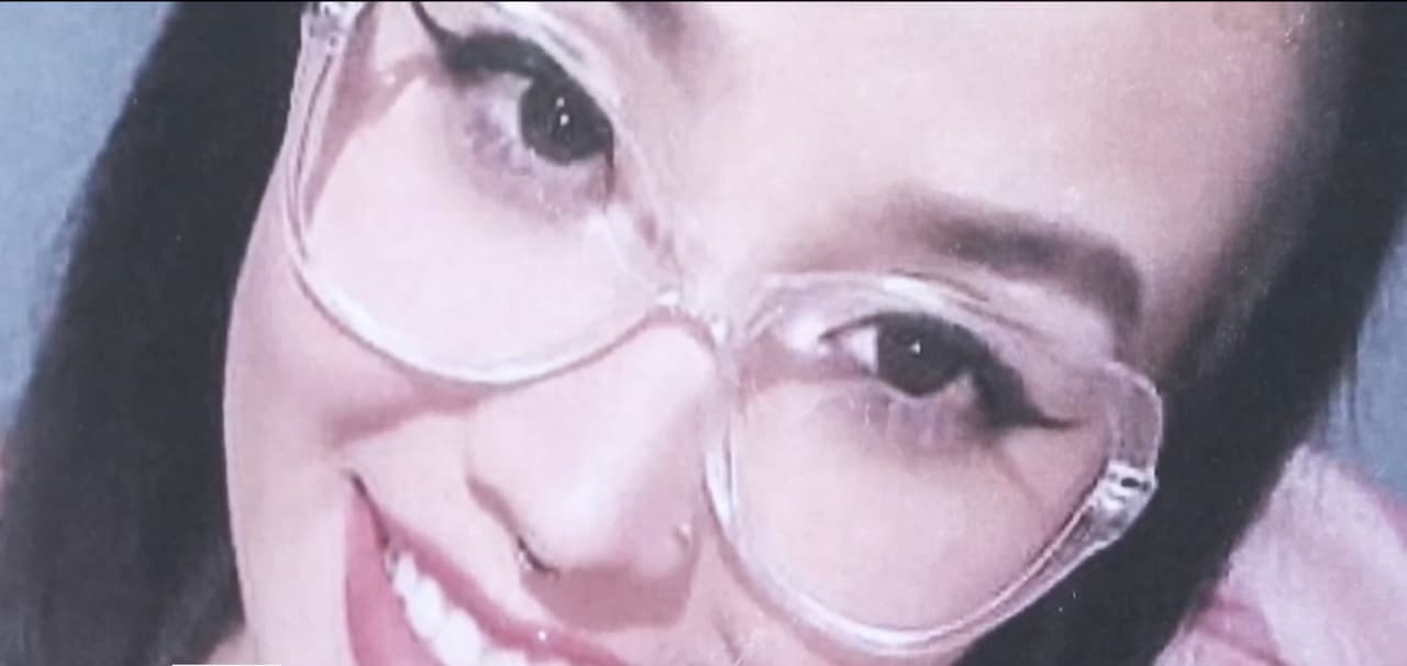 La afligida madre vio cómo su hija fue sacada cargada en los hombros hasta un automóvil y 
<b>llevada con los labios morados y sus dedos negros a un centro médico</b>, donde 
<a href="https://www.univision.com/temas/muertes">fue declarada sin vida</a>. 
<br>