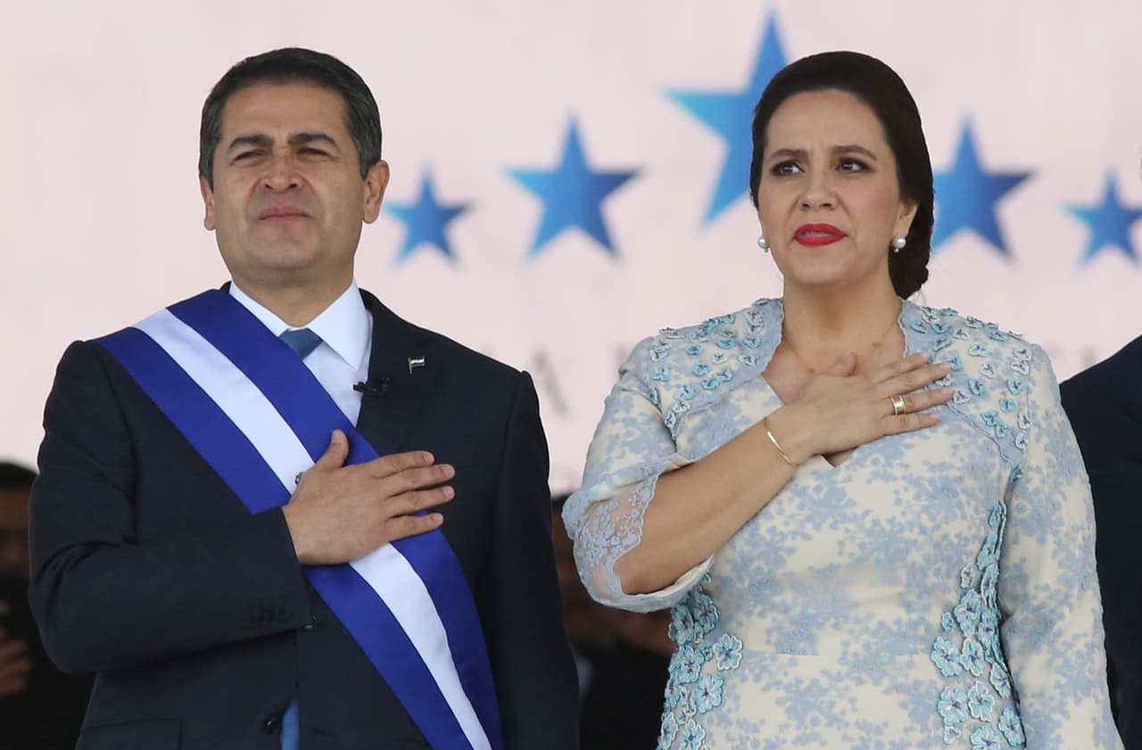 Foto de archivo del 27 de enero de 2018, en la que el presidente hondureño Juan Orlando Hernández y su esposa Ana García asisten a la ceremonia de juramentación de su segundo período en el Estadio Nacional, en Tegucigalpa, Honduras.