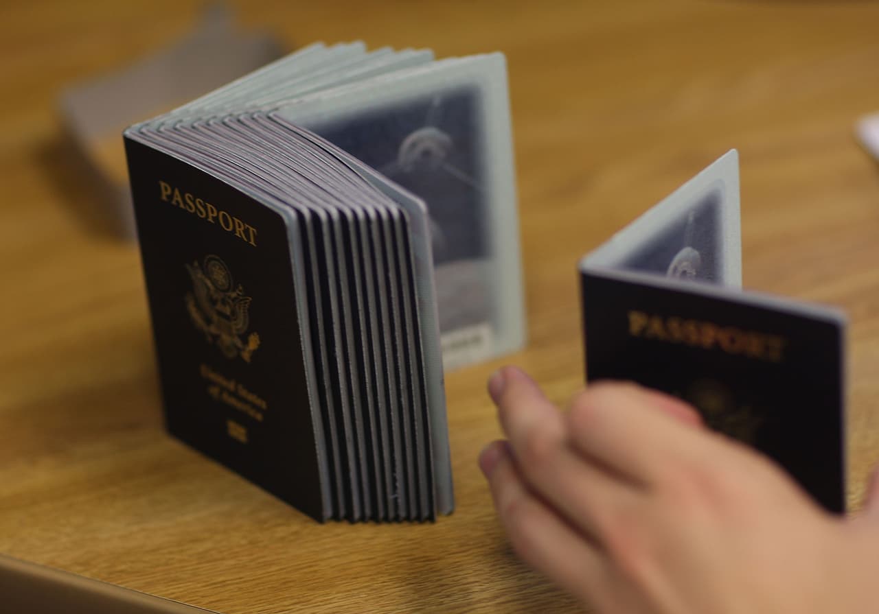 <b>¿Qué es el pasaporte de vacuna o pasaporte de vacunación? </b> 
<br>
<br>Es un documento que prueba que has sido vacunado contra el coronavirus. También permitirán a las personas demostrar que han dado negativo al virus. 
<br>
<br>Como ejemplo, 
<a href="https://www.univision.com/local/nueva-york-wxtv/pasaportes-covid-19-comienzan-a-utilizarse-en-nueva-york-para-entrar-a-locales">Nueva York</a> ha comenzado a probar un " 
<a href="https://www.univision.com/local/nueva-york-wxtv/puede-que-necesites-un-pasaporte-de-vacunacion-para-viajar-el-ano-que-viene"><b>pasaporte covid-19</b></a>" en los 
<a href="https://www.univision.com/local/nueva-york-wxtv/barclays-center-y-madison-square-garden-recibiran-a-los-fans-por-primera-vez-en-un-ano"><b>eventos del Madison Square Garden y el Barclays Center</b></a>. El "Excelsior Pass", desarrollado en asociación con 
<a href="https://www.univision.com/noticias/inmigracion/100-empresas-piden-senado-apruebe-dream-act-ciudadania-dreamers"><b>IBM</b></a>, utilizará una tecnología probada y segura para confirmar la vacunación de una persona o una prueba reciente de covid-19 negativa.