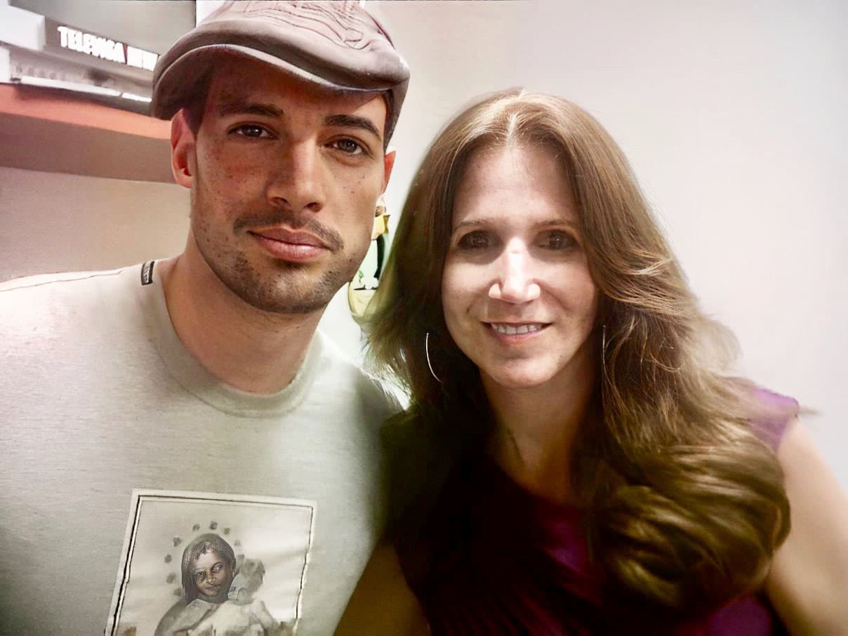 El gusto de 
<b>Mariela Cardona</b> por la televisión comenzó al ver las novelas de 
<b>Univision</b>, que la acercaban a sus raíces latinas. Su pasión la llevó a estudiar comunicaciones en la universidad, FIU.