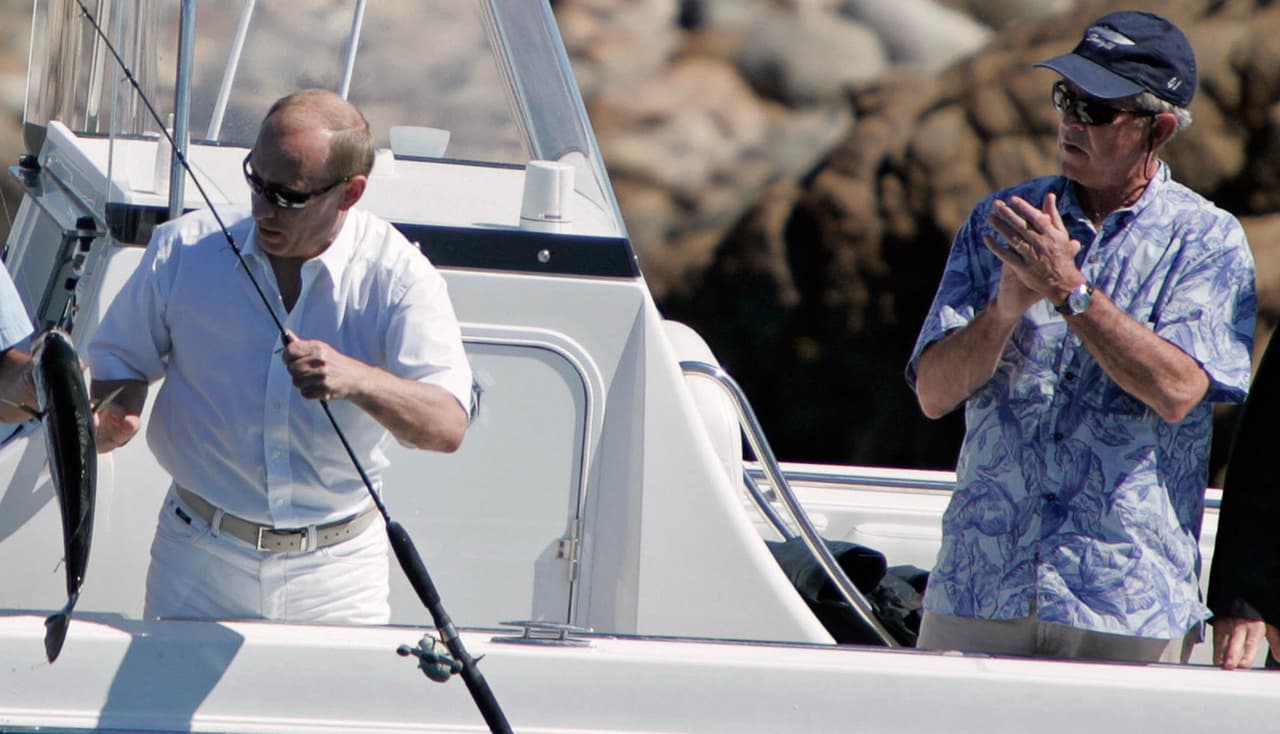 Bush y Putin de pesca cerca de una propiedad de la familia presidencial en Kennebunkport, Maine, en Julio de 2007. Al mes siguiente se volvieron a encontrar en la reunión APEC de Sydney, Australia.