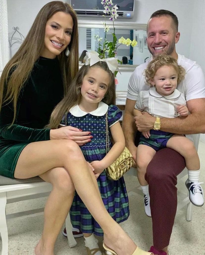 La modelo y exreina de belleza, Viviana Ortiz, junto al baloncestista José Juan Barea. Ambos llevan tres años de matrimonio y han creado una hermosa familia junto a sus dos hijos, Paulina y José.