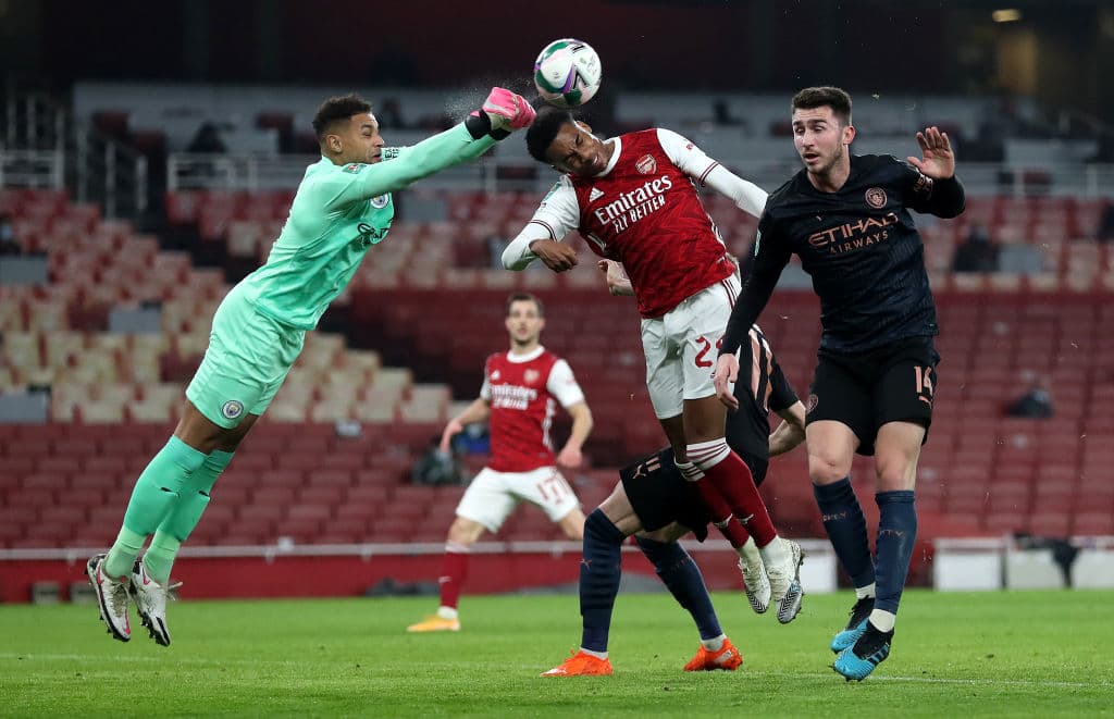 Gabriel Jesus (3’) abrió el marcador para la visita y Lacazette (31’) emparejaba los cartones. Mahrez (54’), Foden (59’) y Laporte (73’) completaron la tremenda goleada en la justa copera.