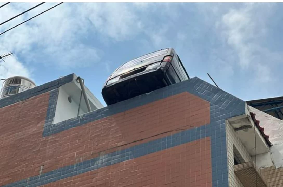 Los autos estacionados arriba del edificio representan un peligro para todos