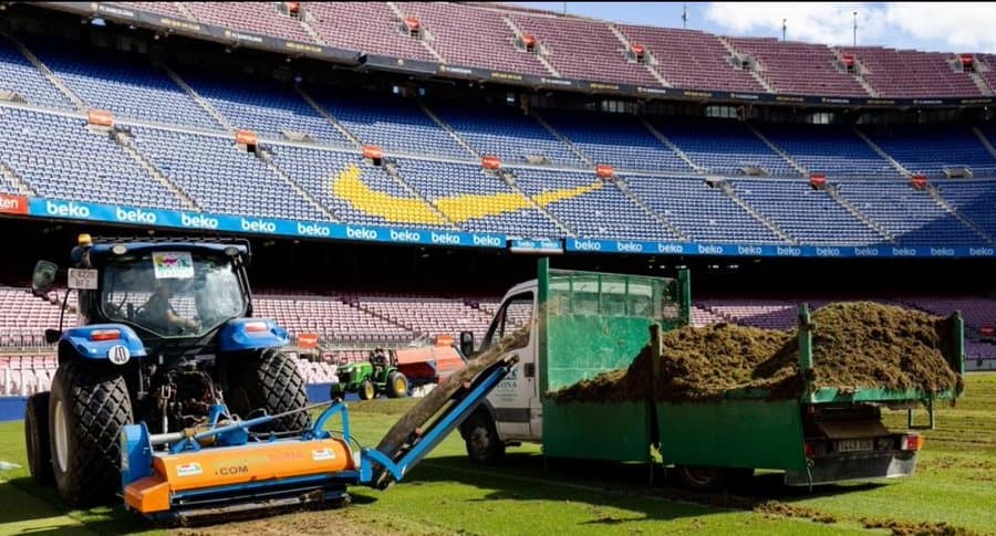 Barcelona renueva el césped del Camp Nou para la próxima temporada