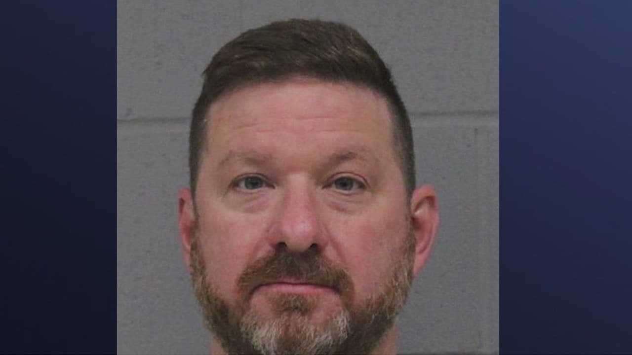 Entrenador de baloncesto de UT Chris Beard es suspendido después de haber sido arrestado