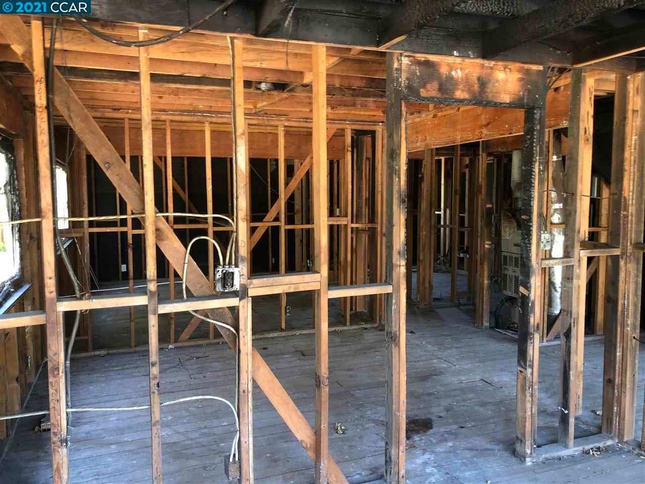 Debido a que la vivienda se declaró inhabitable, el nuevo dueño tendrá la oportunidad de realizar "cambios dramáticos" a los planos de la casa.