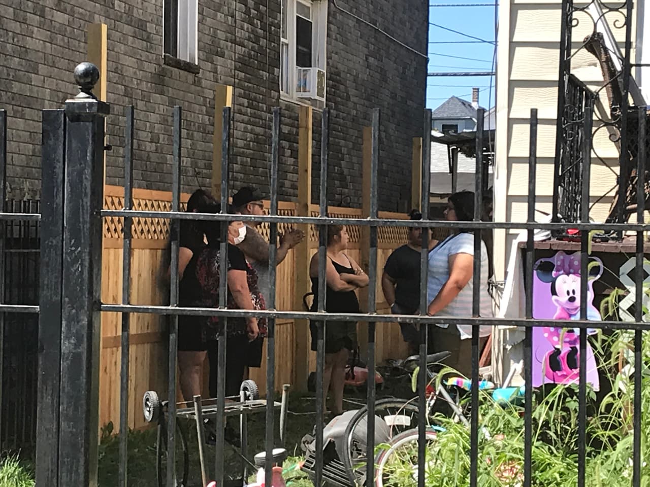 A través de una conferencia de prensa los bomberos también indicaron que los detectores de humo dentro de la casa no estaban funcionando.