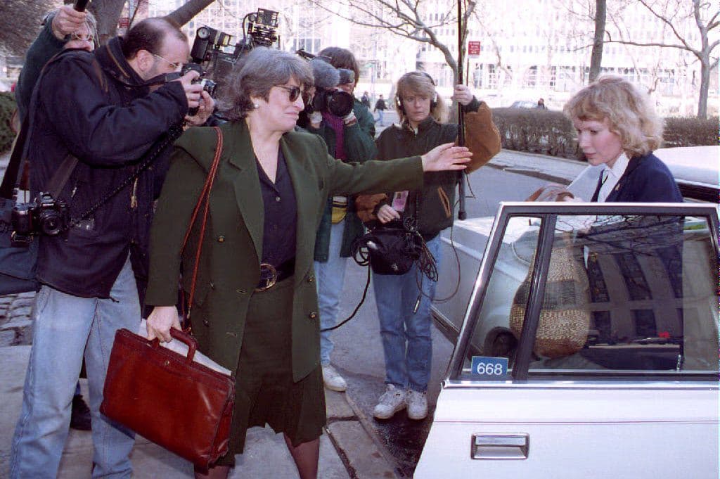 Pero el drama no terminó ahí. Mía descubrió que Woody Allen tenía un romance con Soon-Yi, hija adoptiva de la actriz y André Previn.