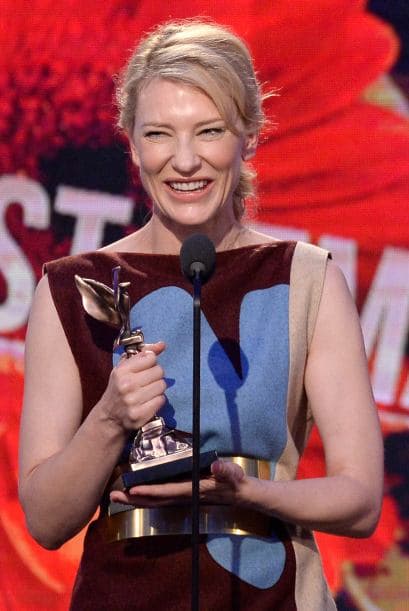 Cate Blanchett, feliz con su premio. Mira aquí los videos más chismosos.