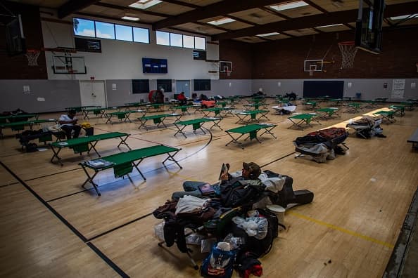 <a href="https://www.univision.com/local/los-angeles-kmex/conoce-al-buque-mercy-el-gigantesco-barco-hospital-que-llega-al-puerto-de-los-angeles-por-la-crisis-del-coronavirus-fotos">Hospitales</a> de campaña para atender a los indigentes contagiado son el covid-19 forman parte del plan de acción del gobierno local. Esta es una imagen de la cancha de baloncesto en el parque Martin Luther King Jr, ahora refugio para 75 camas de emergencia para desamparados en Long Beach.
<br>
<br>