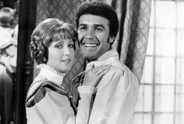 En 1977, Martín Cortés fue el héroe de este historia. En esta versión, Angélica María era "Mónica" y Susana Dosamantes la caprichosa "Aimée".