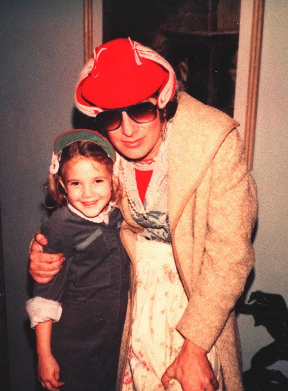 Su madre 
<b>Jaid Barrymore</b> fue su manejadora y la misma que la llevaba a clubes y discotecas cuando apenas era una chica. Desde los 10 años ya estaba sumida en el mundo de las 
<b>drogas</b>. De la 
<b>marihuana</b> pasó a la 
<b>cocaína</b> porque le hacía pensar que el resto de los “jóvenes” a su alrededor la percibían 
<b>más “adorable”</b>.