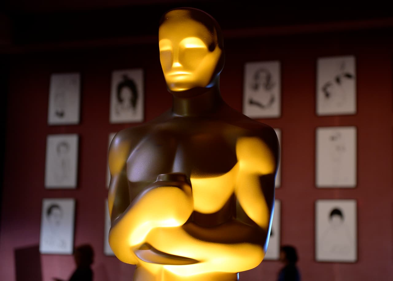 Una estatua del Oscar gigante.