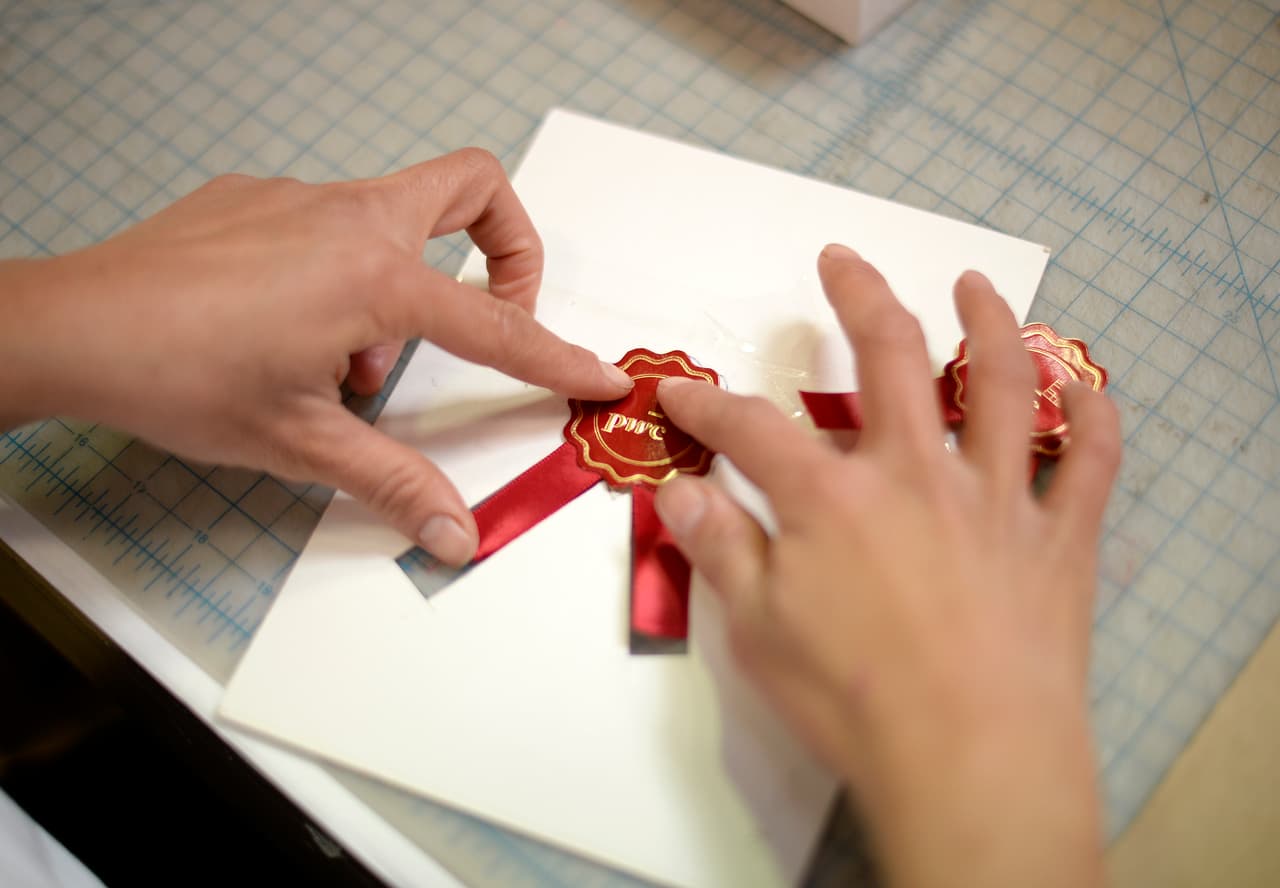 Con sello y moñito de Price Waterhouse Coopers, encargada de la veracidad de los votos.