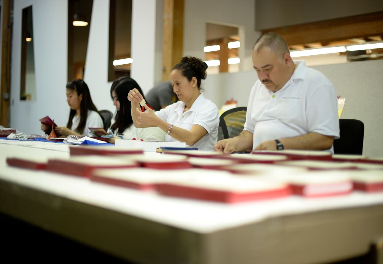 Mientras tanto, así preparan los sobres.