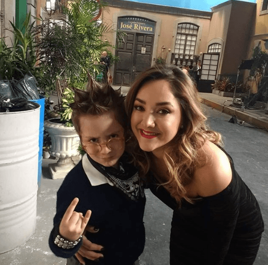 Said no dejado pasar la oportunidad para tomarse fotos con hermosas actrices, tal como sucedió con Sherlyn, quien fue la invitada especial de la sexta temporada de Vecinos.